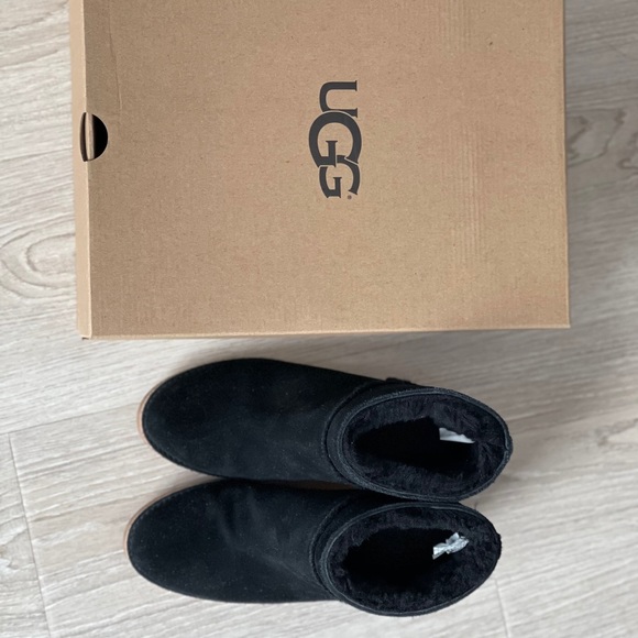 Ugg Kasen Booties—Black 6.5 - Picture 5 of 5